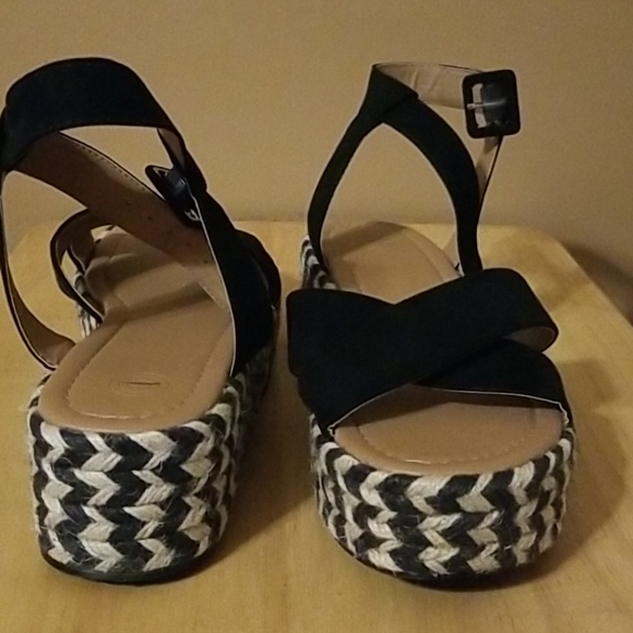 - Flatform Sandals - Picture 2 of 5